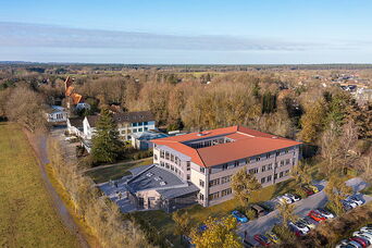 Neubau einer staatlich anerkannten Pflegeberufeschule in Rickling<br>Bauzeit: 12|2020 - 08|2022 <br>Leistungsspektrum: HOAI Phase: 1-7