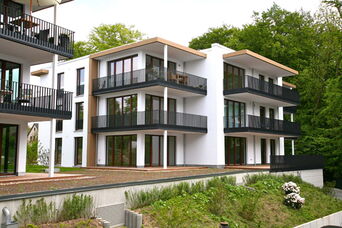 Neubau von 3 Villen in Hanglage am Wasser mit 29 WE in Kiel <br>Bauzeit: 11|2012 - 01|2014 <br>Leistungsspektrum: HOAI Phase: 1-8