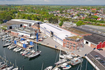 Neubau eines Gewerbebaus mit Yachthalle in Lübeck-Travemünde <br>Bauzeit: 2019 - 2022 <br>Leistungsspektrum: HOAI Phase: 1-9